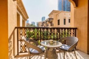 Stunning & Authentic Apt with Balcony Downtown